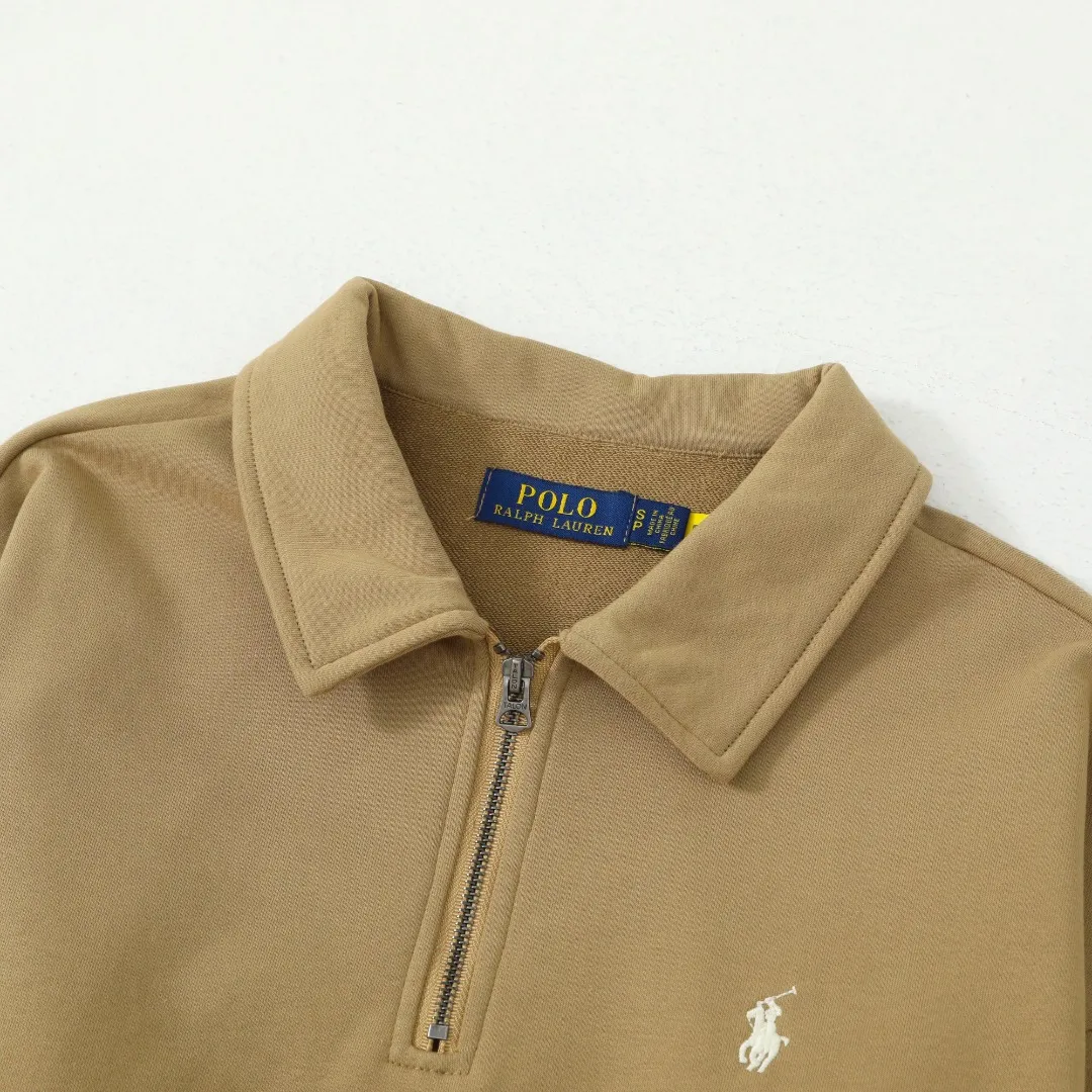 P260 #R99 Ralph Lauren pony logo eight-color half-zip lapel sweatshirt. Wear three times in one suit, easy to switch styles: Fully stand-up collar mode: crisp lapel three-dimensional windproof, taking into account warmth and cool lines, full of coolness ▫️Half-open lazy mode: slightly exposed collarbone, relaxed and comfortable | Pair with a shirt or high collar to show the intellectual atmosphere ▫️Full-open V-neck mode: Visually extends the neck-shoulder ratio | Stacking is more layered, hiding the flesh and making it look slimmer, making it easy to wear with a sense of luxury. Genderless design, shared wardrobe concept: White is gentle and elegant | Black is cool and slimming | Both colors can be used to create a couple CP look. 8 colors are available in the full line | From classic to soft | Meet all daily and occasion dressing needs Quality is reflected in the details: Micro-label logo embroidery | Loose but not procrastinating tailoring | High-grade fabrics ensure a comfortable fit. Easily manage various scenarios such as workplace commuting, weekend leisure, and date travel, effortless chic is the definition of effortless chic.  Color: Black White Navy Mint Green Khaki Pink Yellow Army Green Size: S M L